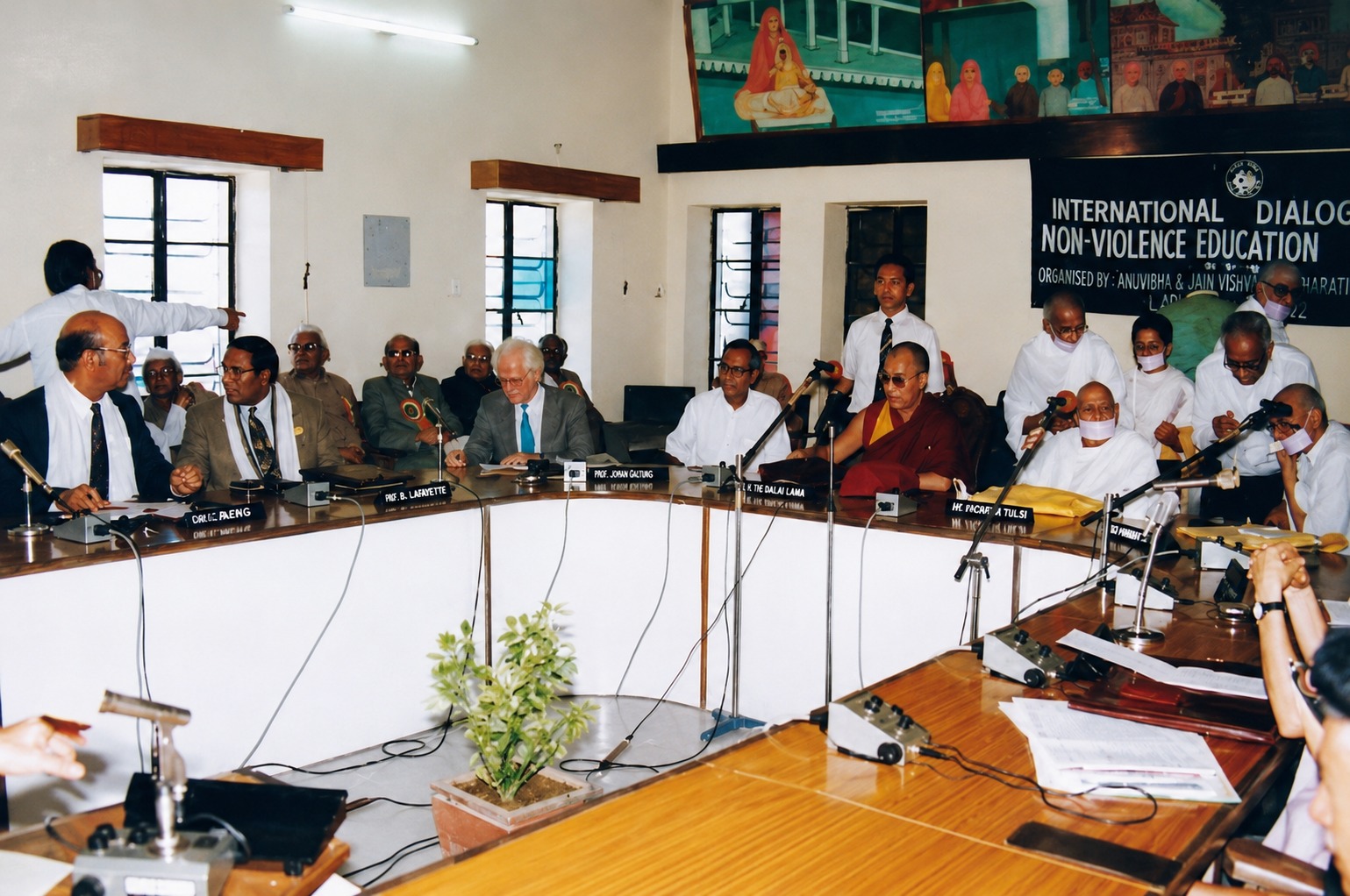 Acharya Shri Tulsi addressing the First International Conference, Ladnun 1988